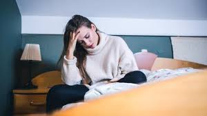 كيف يمكن للتوتر وقلة النوم أن يضرا بشرتكِ