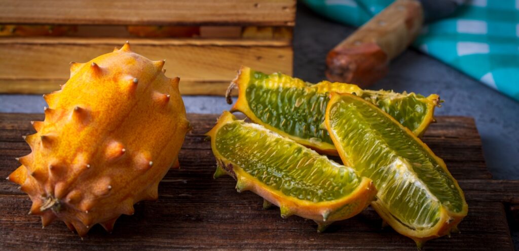 صورة فاكهة الكيوانو ذات القشرة البرتقالية والأشواك الصغيرة