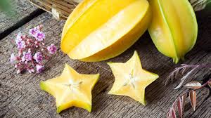 صورة فاكهة النجمة الصفراء اللامعة ذات الشكل النجمي الخماسي، فاكهة استوائية غنية بفيتامين C ومضادات الأكسدة.