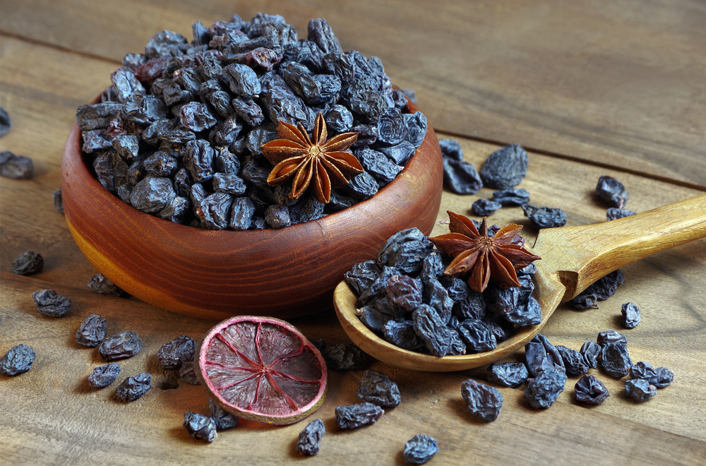 فوائد الزبيب الأسود للصحة والتسمين والطاقة