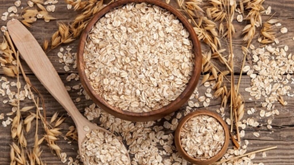 طبق شوفان صحي مع الحليب والفواكه يوضح فوائد شوفان للجسم والتخسيس