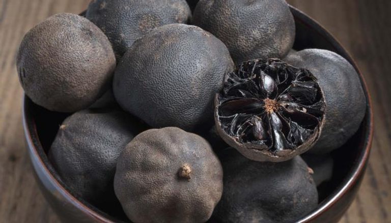 اللومي الأسود المجفف في طبق تقليدي – نكهة حامضة وفوائد مذهلة