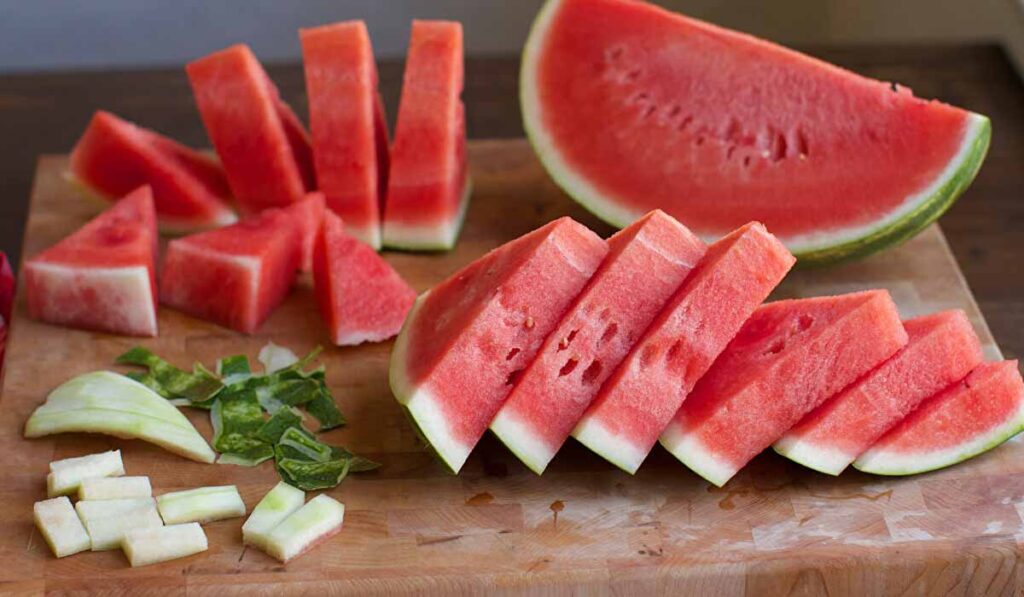 شريحة من الحبحب الطازج تظهر فوائد الحبحب الصحية للترطيب والجهاز الهضمي