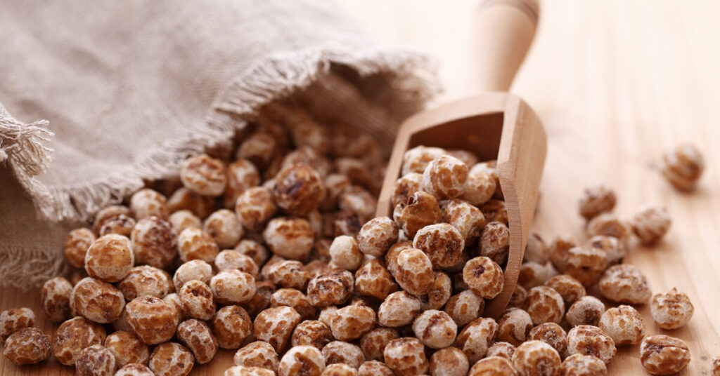 طبق من حب العزيز مع كوب حليب على طاولة خشبية